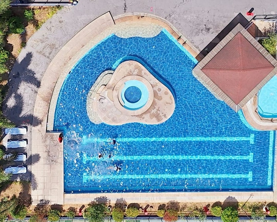 LARGE ROOFTOP POOL